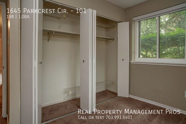 Building Photo - 1645 Parkcrest Cir