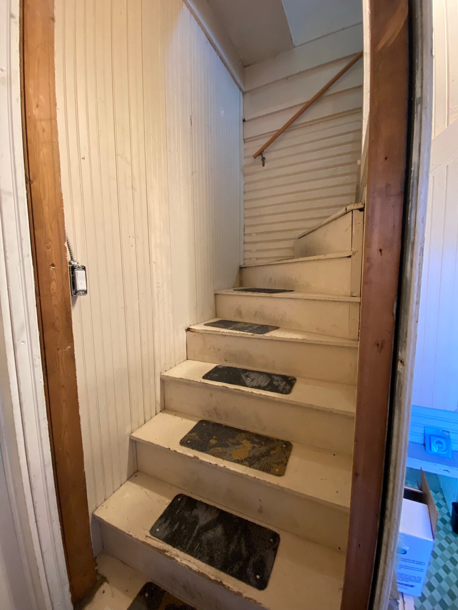 Interior stairs/entry - 1524 W Dean Ave