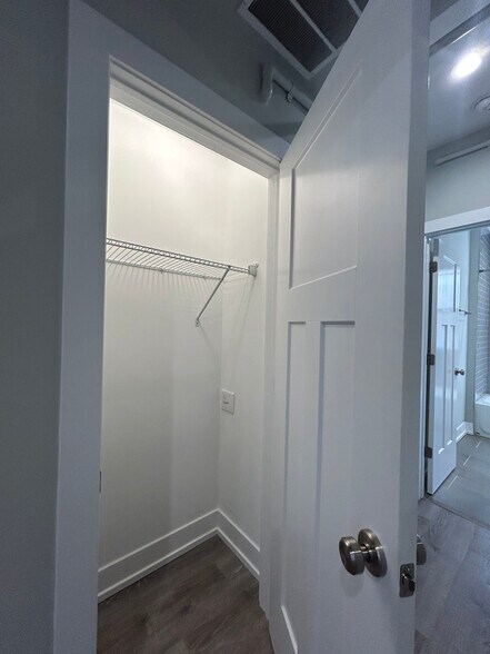 Building Photo - 1000 Crain St