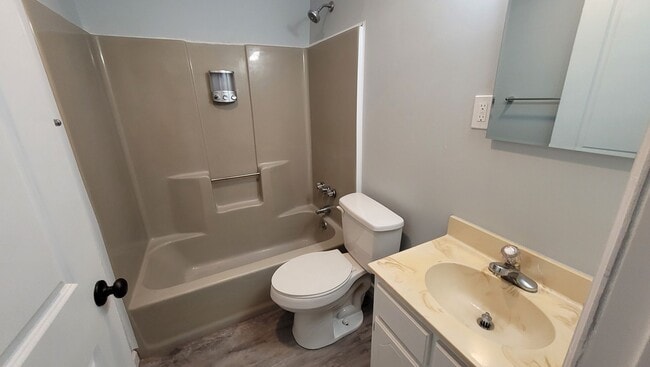 Building Photo - 2 Bedroom 1 Bath Home w/ Large Backyard fo...