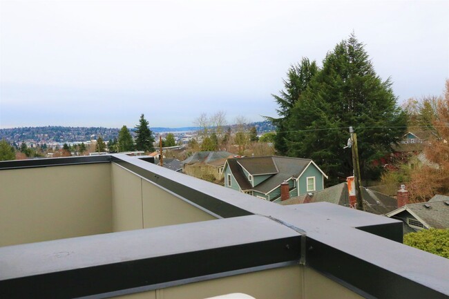 Building Photo - Ballard Townhome, 2 bed/2.5 bath, Roof Top...