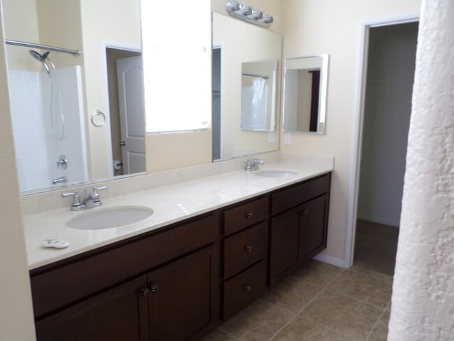 Building Photo - Beautiful 2 bedroom 2 bath town home @ Ava...