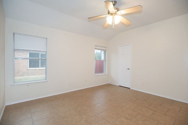 Building Photo - Nestled in Round Rock neighborhood.