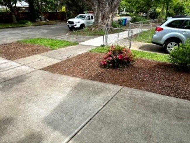 Building Photo - Beautiful 3 Bedroom Home Near University o...