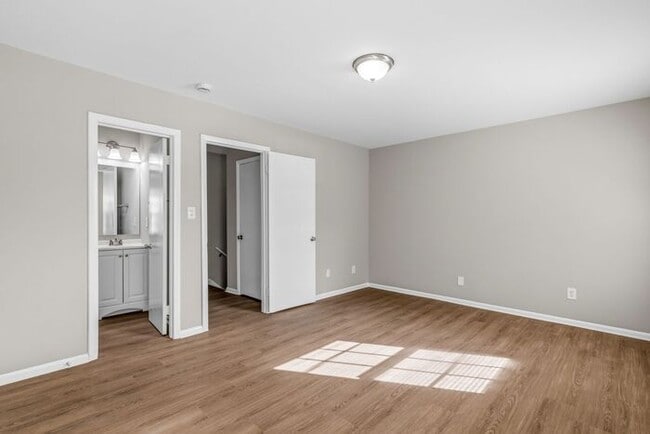 Building Photo - Updated 2-bedroom, 2.5-bath property Greensboro!