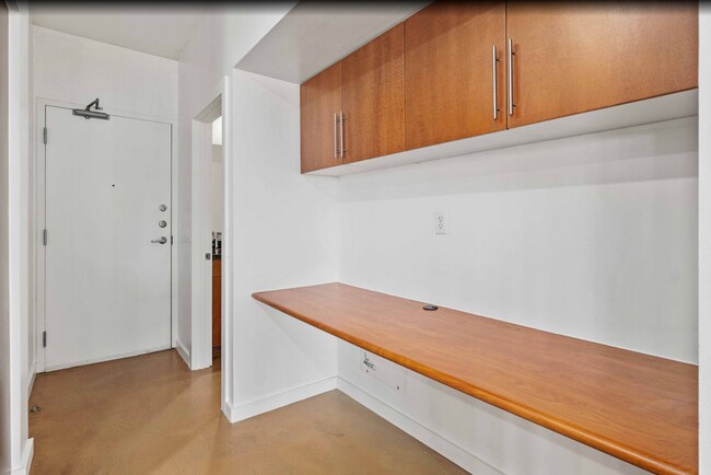 Building Photo - Prime location with City Views!!