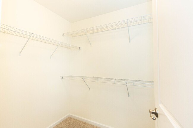 Building Photo - 5 Bed, 4.5 Bath Single Family Home in Step...