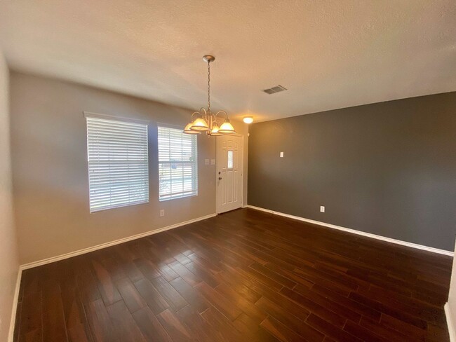 Building Photo - $300 OFF 1ST MONTH RENT IF YOU MOVE IN WIT...