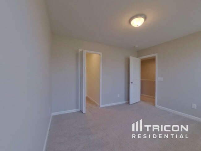 Building Photo - 120 Castlebrook Dr