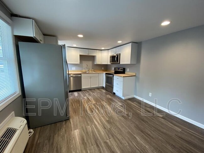 Building Photo - 609 1st St W