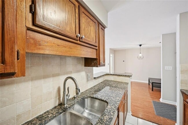 Building Photo - 2303 Pine Heights Dr NE