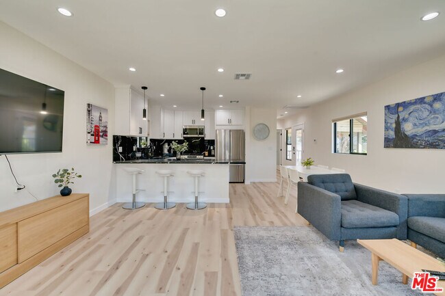 Building Photo - 918 N San Vicente Blvd