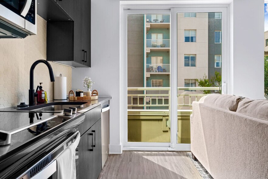 Building Photo - 617 N 12th St