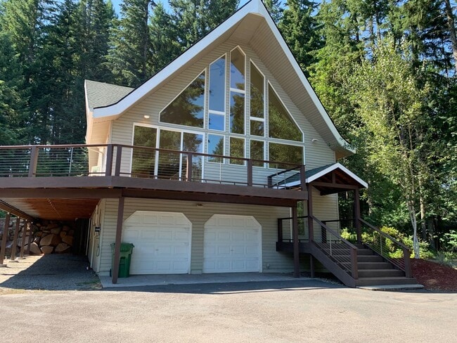 Primary Photo - 5 bedroom 3 bathroom gorgeous house with v...