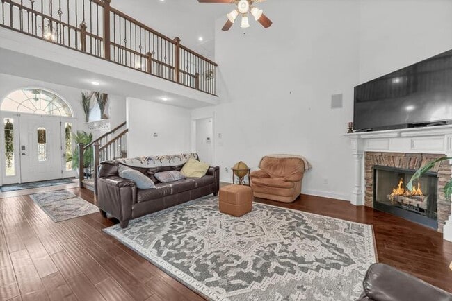 Building Photo - 820 Carousel Ct