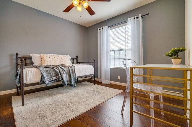 Building Photo - 3BD/2BA Apartment with Laundry In-Unit, Appliances, Tandem Parking & More | 1MO. Free OAC