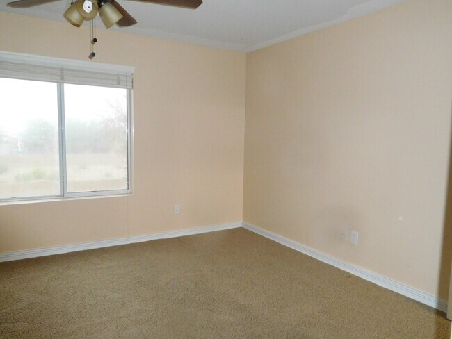 Building Photo - Amazing 4 bedrooms, 3 bathrooms house in P...