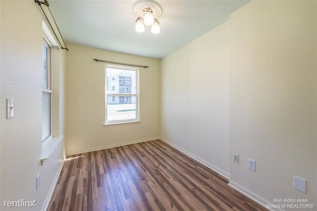 Building Photo - 1381 Millbrook Trail