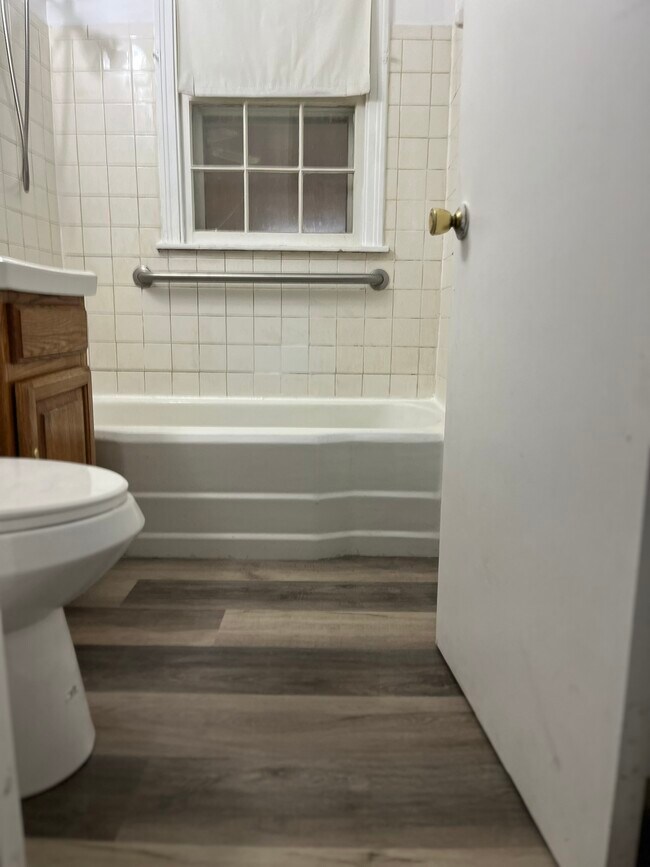 Building Photo - 866 Warwick Dr