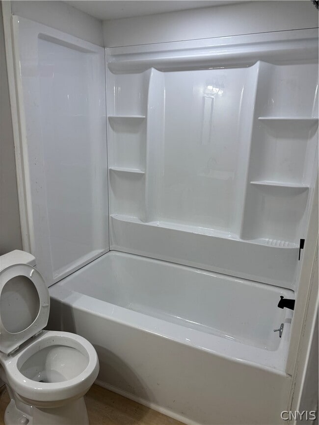 Building Photo - 108 Maple St