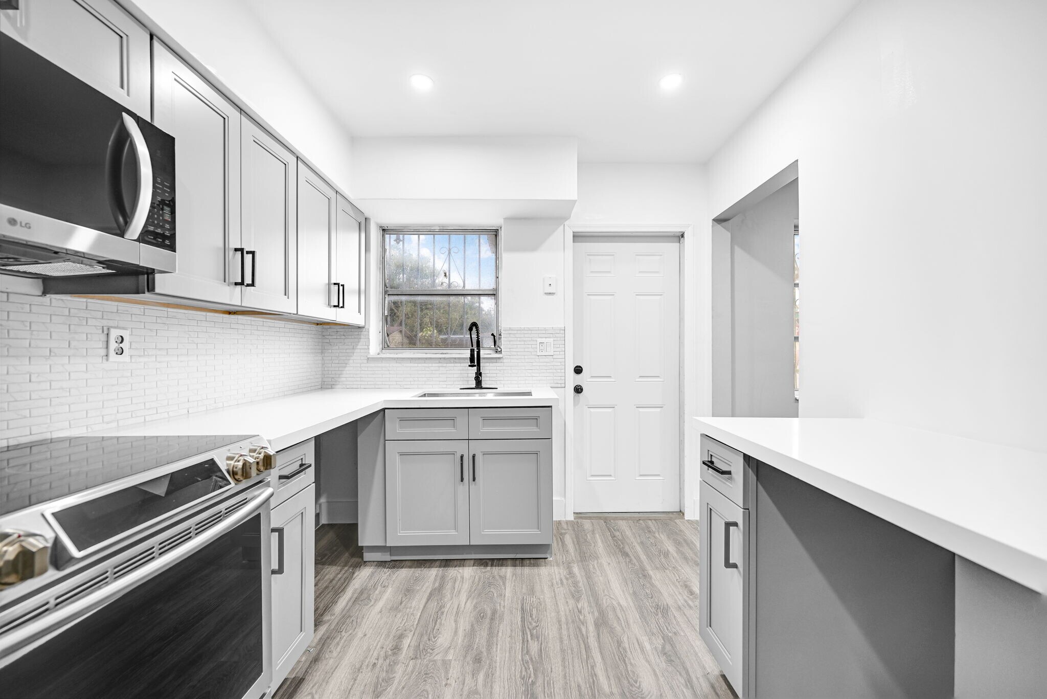 Building Photo - 643 NE 149th St