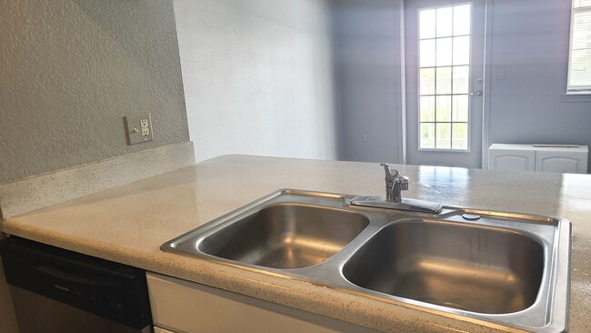 Building Photo - Upgraded 1brm condo with luxury vinyl flooring and modern lighting.