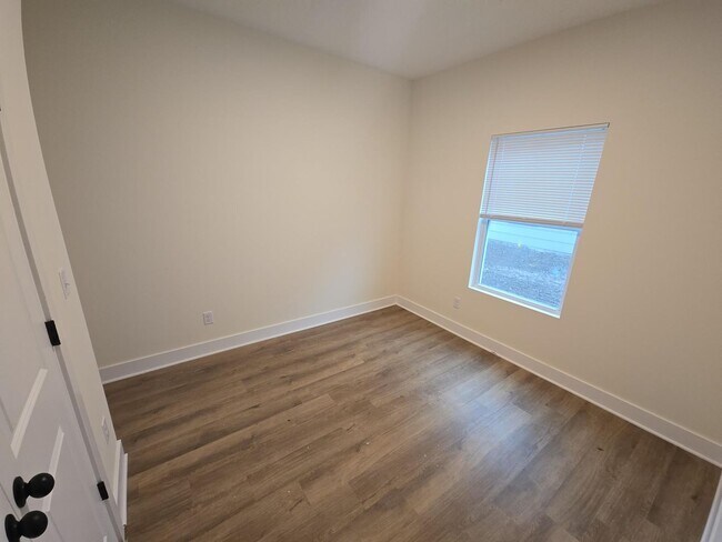 Building Photo - 3775/77 Bluelake