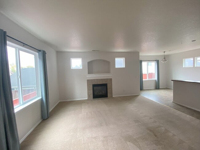 Building Photo - Available now! Spacious Two Story Home In ...