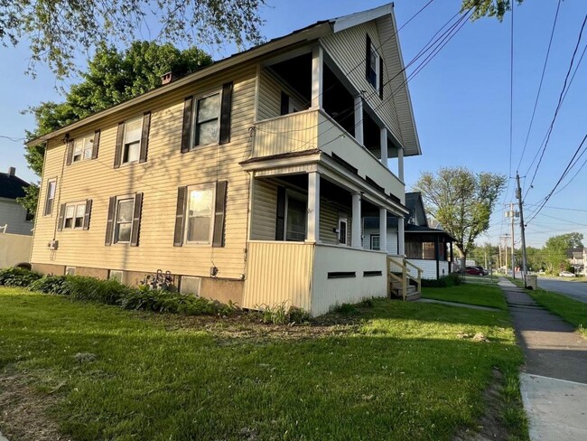 Building Photo - 301 Folts St