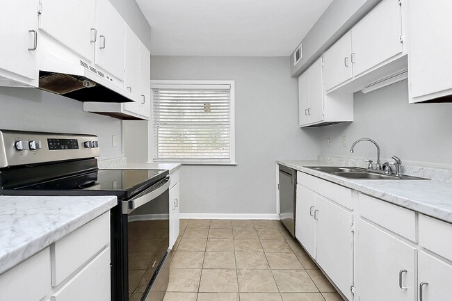 Building Photo - 9121 Troon Ln