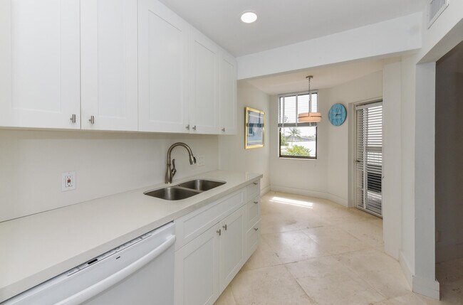 Building Photo - 2860 S Ocean Blvd