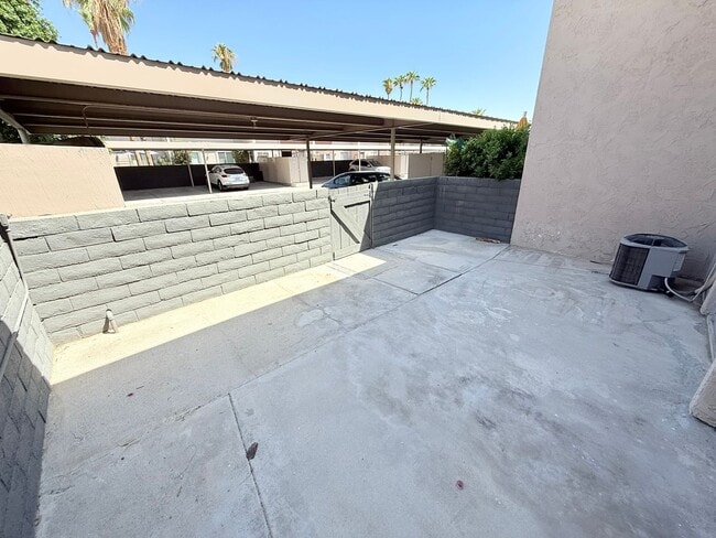 Building Photo - Spacious 3-Bedroom Condo in the Indian Can...