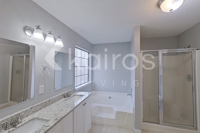 Building Photo - 2102 Spring Hill Cir