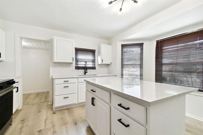 Building Photo - Clearwater 2/1 updated  SFH