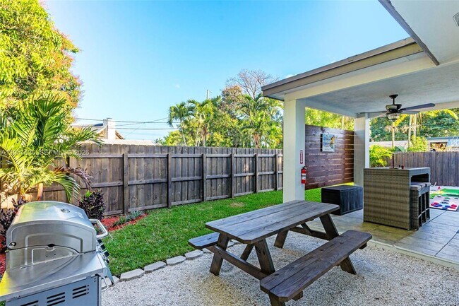 Building Photo - 1075 NE 12th Ave