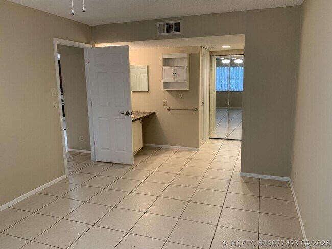 Building Photo - 1544 SE Royal Green Cir