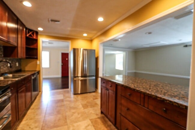Building Photo - 3 bedroom, 2.5 bathroom home is in a highly sought-after neighborhood in the heart of South Tampa...