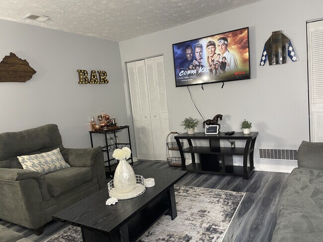 Building Photo - 123 Montmullin St