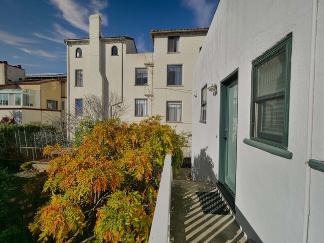 Building Photo - 1718 Le Roy Ave