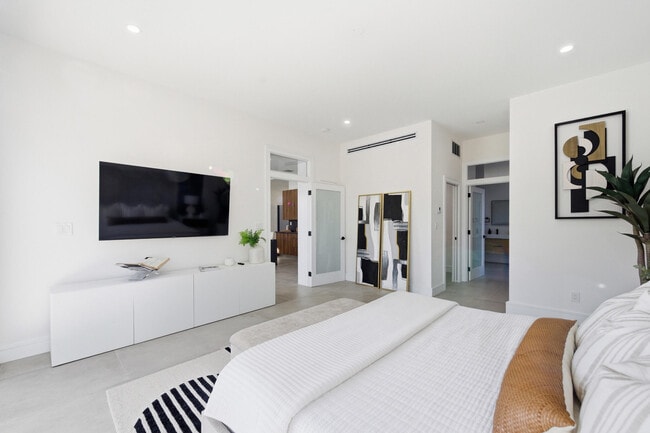 Building Photo - 1308 Avocado Isle