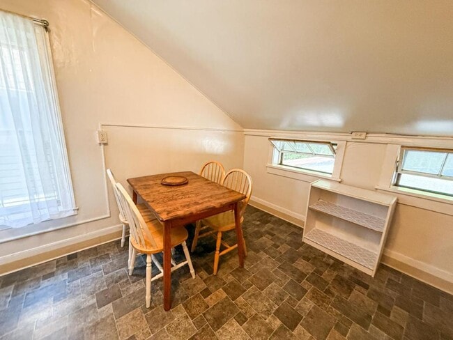 Building Photo - 422-424 E State St Ithaca