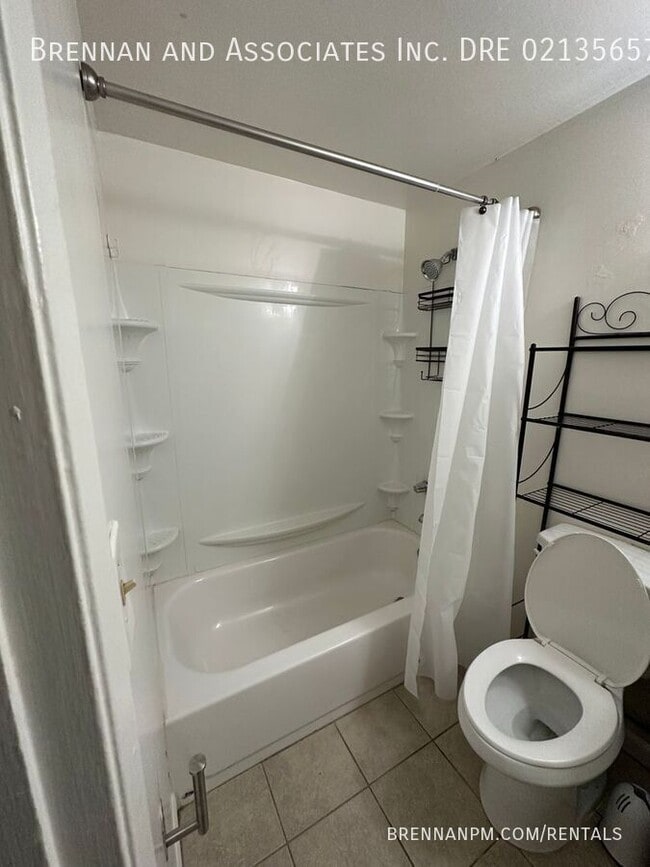 Building Photo - 820 Hickory Ct