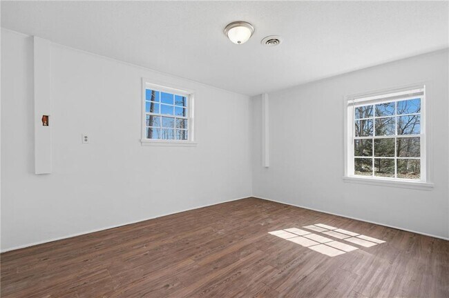 Building Photo - 1460 Hillcrest Dr