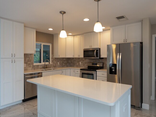 Building Photo - 153 Hourglass Dr