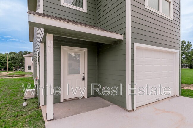Building Photo - 250 N Shady Oaks Dr