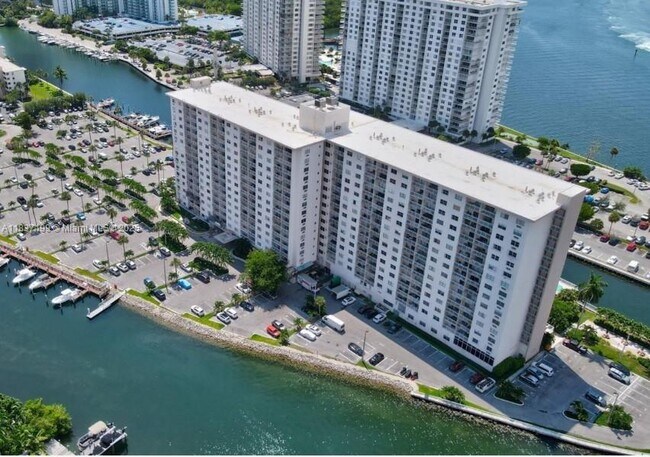 Building Photo - 400 Kings Point Dr