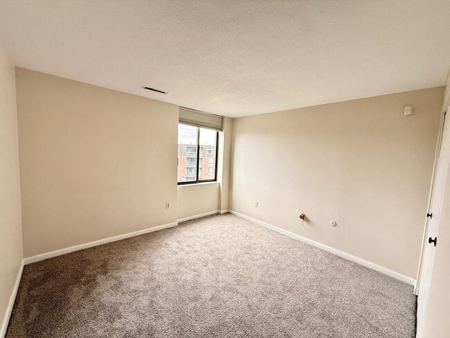 Building Photo - 1006 Paradise Rd