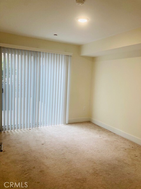 Building Photo - 5026 Rosewood Ave