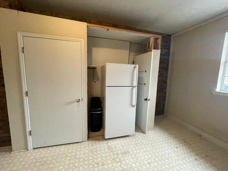 Bonus Room (Storage space, shelves, extra refrigerator) - 1936 Ashmore Ave