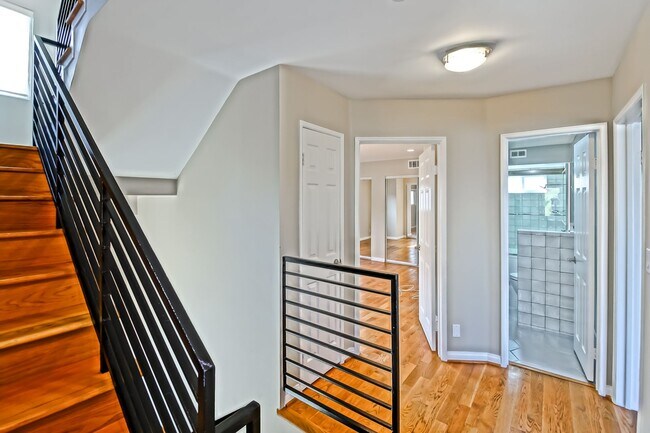 Building Photo - 4021 Crest Dr